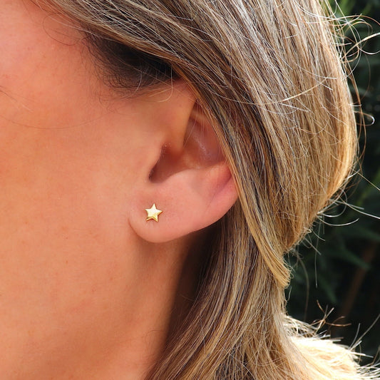 Puces d'oreilles étoiles pour femme, mini clous disponibles en argent ou dorés