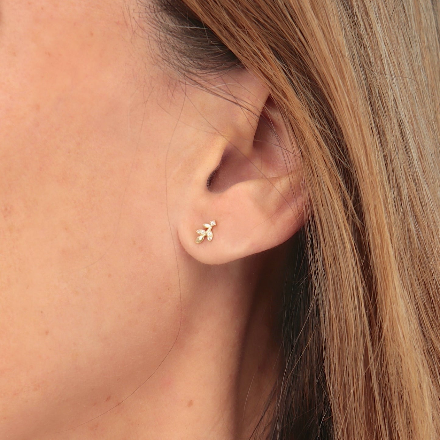 Petites puces d'oreilles motif feuilles avec zircons