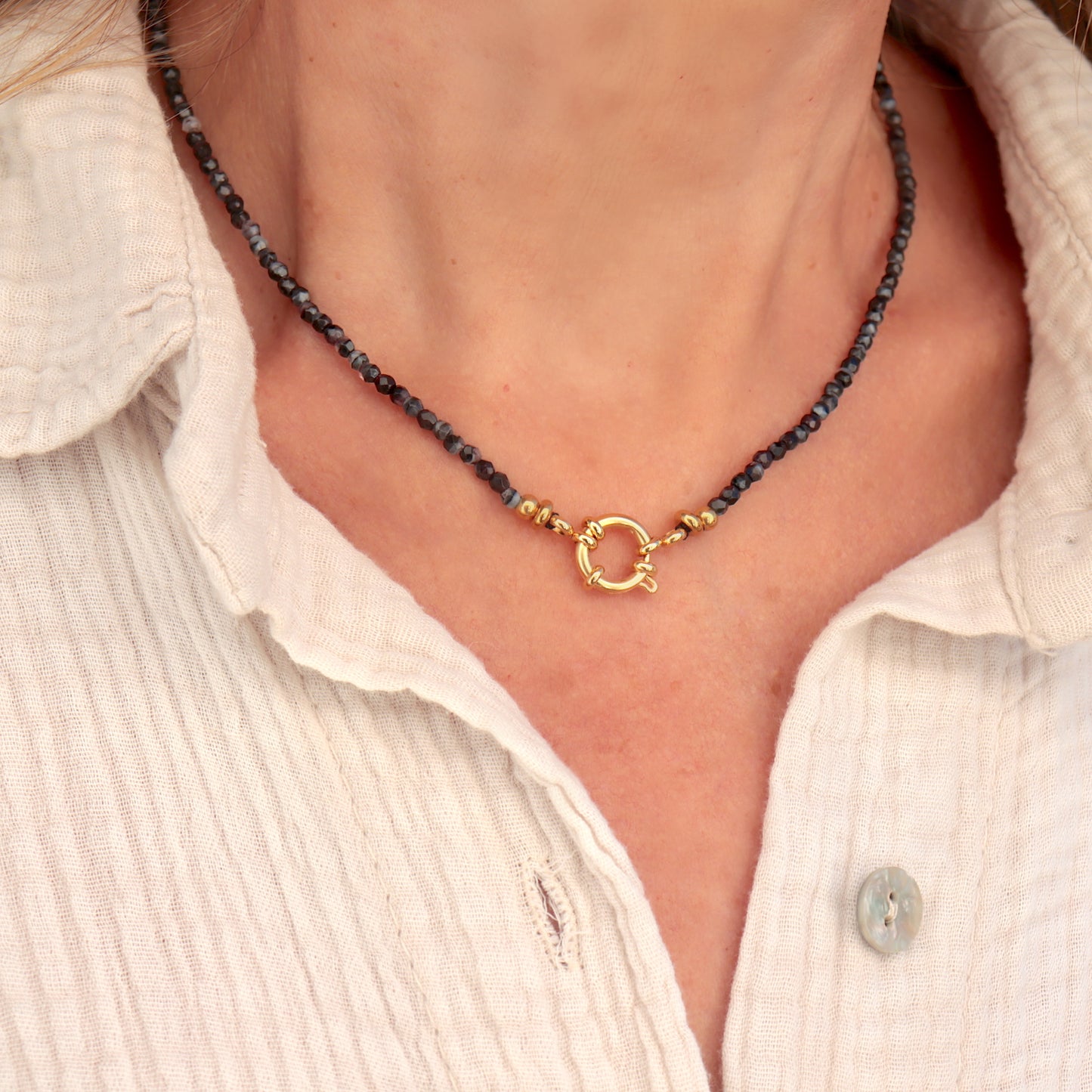 Collier femme perles et fermoir bouée en acier inoxydable doré