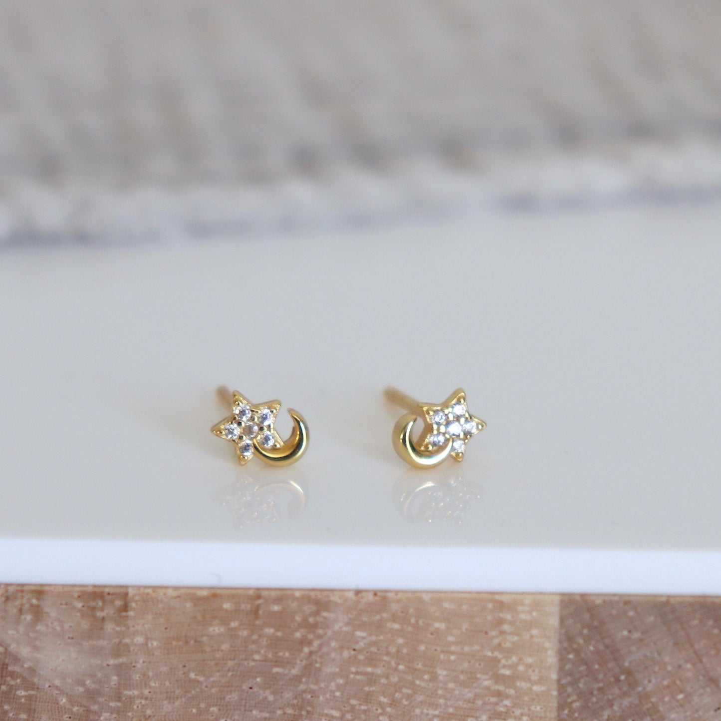 Petites boucles d'oreilles clous lune et étoile zircons femme doré ou argent