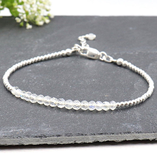 bracelet monté avec des pierres de lune associées à des perles argent