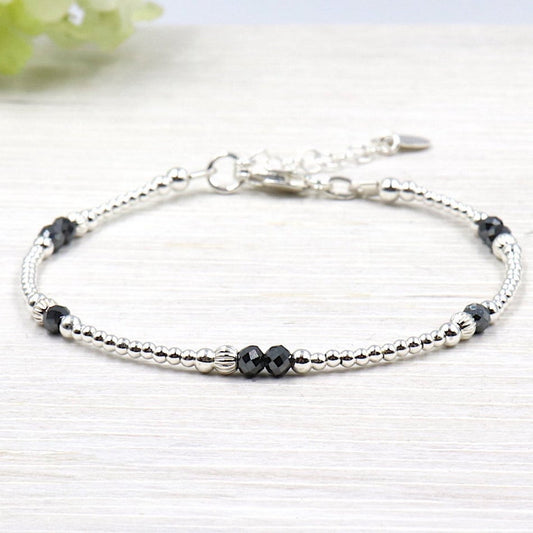 bracelet femme pères argent avec des pierres de gemmes facettées hématite pour femme